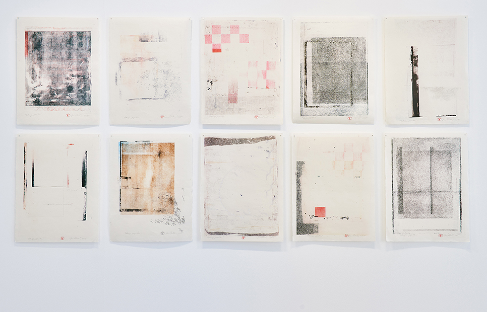 Tahroja paperilla, teoskokonaisuus Galleria G 2015, Irma Tonteri. Kuva Heli Kaskinen