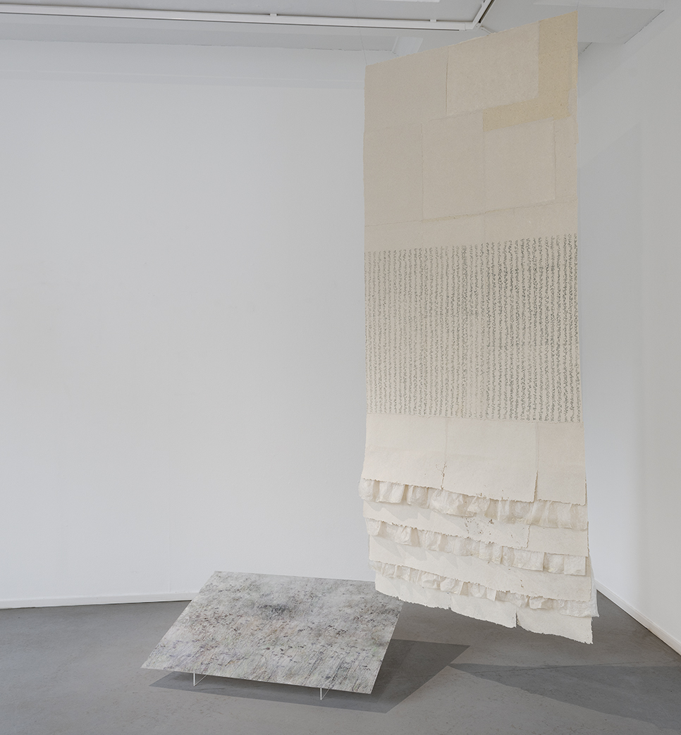 Tahroja paperilla, teoskokonaisuus Galleria G 2015, Irma Tonteri. Kuva Heli Kaskinen